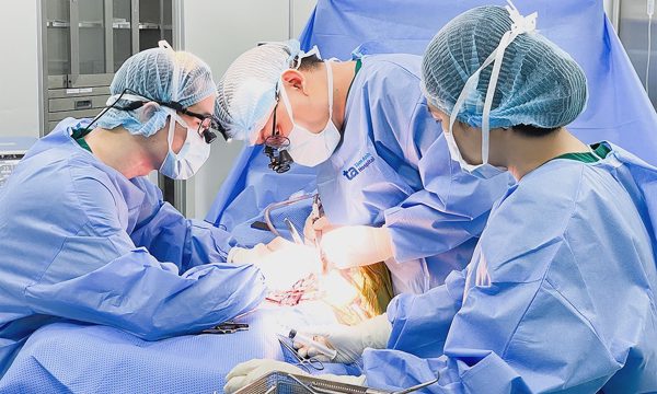 Chân sưng đau, phù nề sau chuyến bay dài có nguy hiểm?