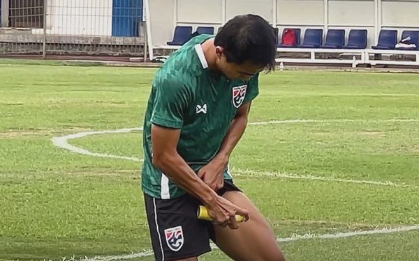 Chanathip xin dừng tập để xịt giảm đau trước trận gặp tuyển Việt Nam