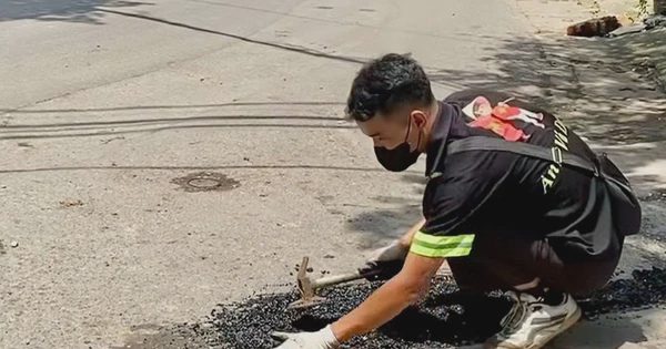 Chàng thanh niên ngày đi làm, chiều tối vá từng ổ gà