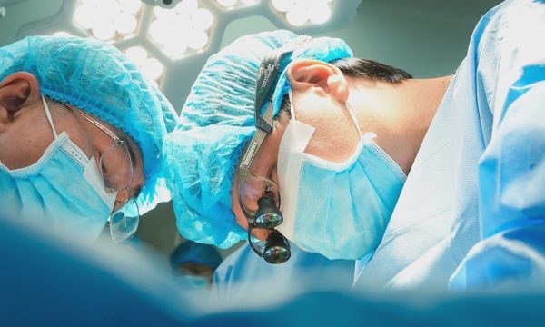 Chàng trai 29 tuổi hiến gan cứu anh ruột thoát ung thư