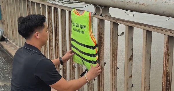 Chàng trai mua 200 áo phao treo trên cầu