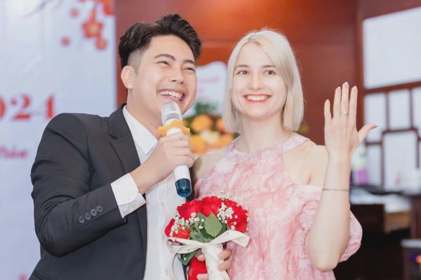 Chàng trai ở Hà Nội lấy vợ xinh đẹp người Nga, ngày cưới cả làng đến xem