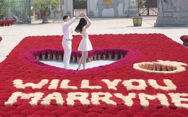 Chàng trai Philippines ‘xếp’ tăm hương Quảng Phú Cầu thành dòng chữ ‘Will you marry me’