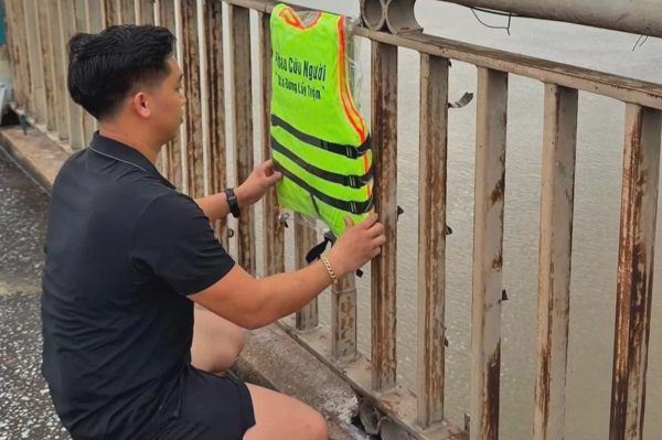 Chàng trai treo 200 áo phao trên các cây cầu ở Hưng Yên sau chuyện đau lòng