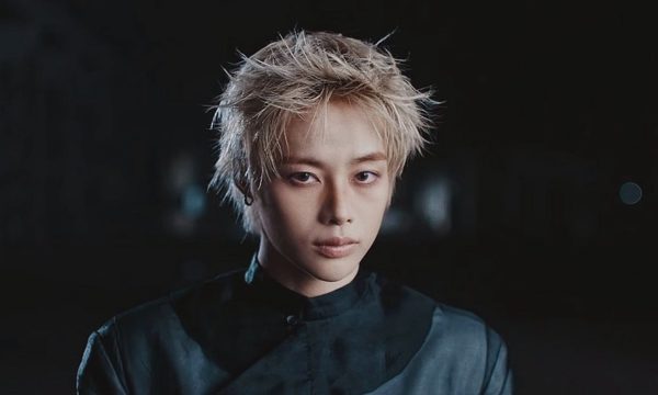 Chàng trai Việt mặc áo dài, giới thiệu phở trong MV Kpop