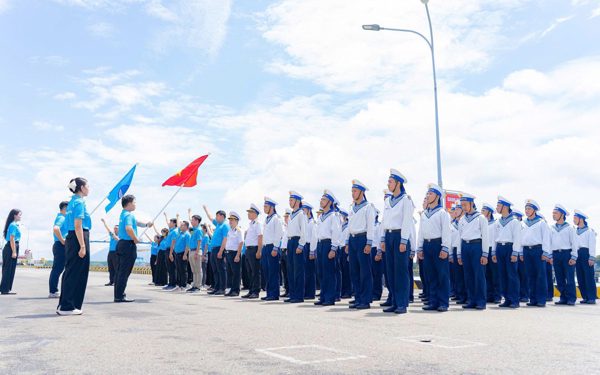 Chào cờ nơi đầu sóng ngọn gió, tiếp lửa tình yêu Tổ quốc