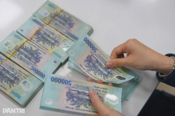 Chấp hành viên nhiều lần mượn tiền của người được thi hành án