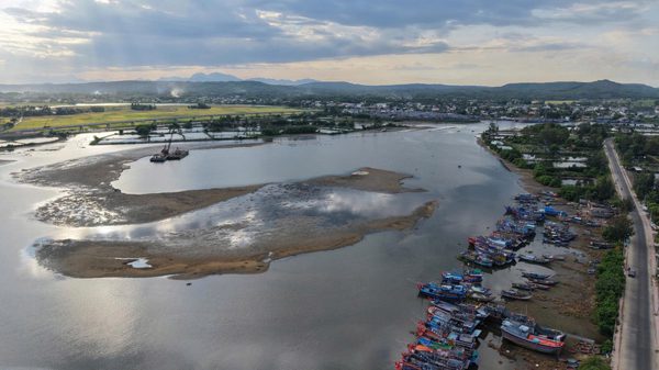Chật vật 'nghẹt' dòng sông Kinh