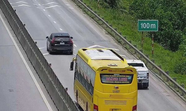 Chạy 100 km/h bám đuôi xe trước nhưng kêu khó giữ khoảng cách an toàn
