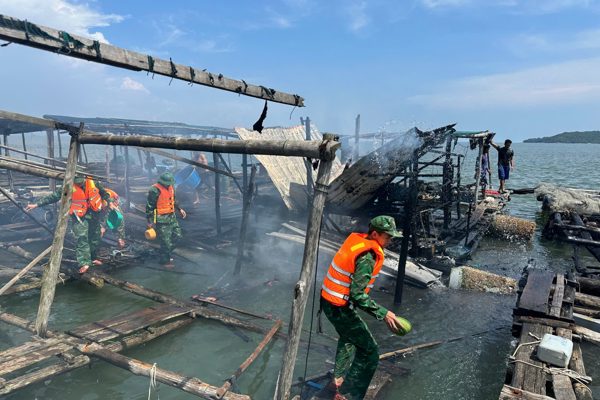 Cháy bè cá, một số người vội nhảy xuống biển thoát thân