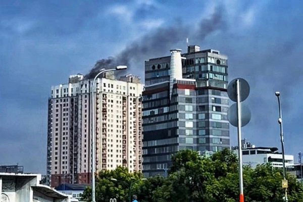 Cháy căn hộ tại tầng cao nhất chung cư TPHCM