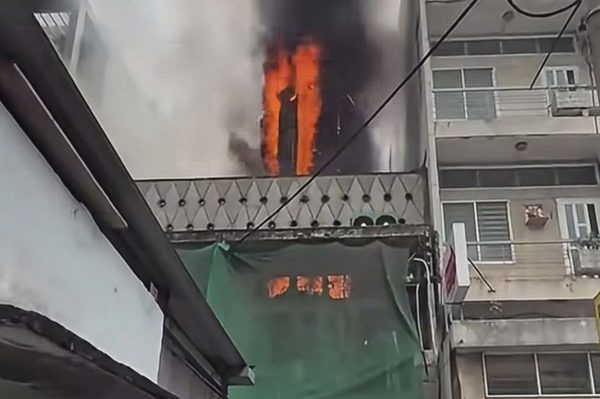 Cháy cơ sở sản xuất nước đá 2 tầng ở TPHCM