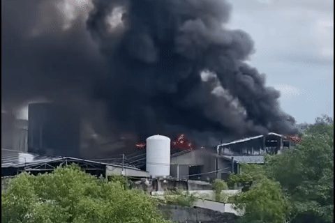 Cháy công ty sản xuất nước mắm, khói đen bốc cuồn cuộn