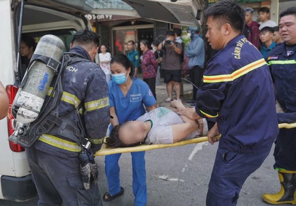 Cháy cửa hàng thời trang, 5 người ngạt khói được cứu