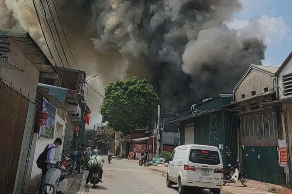 Cháy dãy lán kinh doanh ở Hà Nội, cột khói đen bốc cao hàng chục mét
