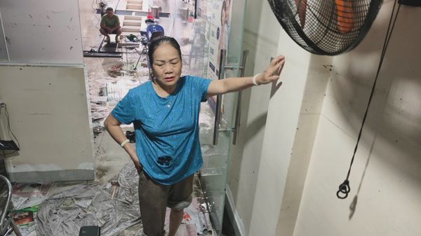Chạy đua cứu tài sản trong hầm biệt thự ngập nước