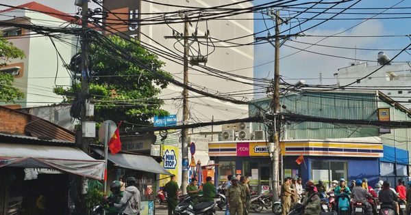 Cháy khách sạn ở TP.HCM, người dân đu dây thoát thân
