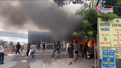 Cháy kho hàng gần chân cầu Vĩnh Tuy, hàng chục người bê đồ di tản