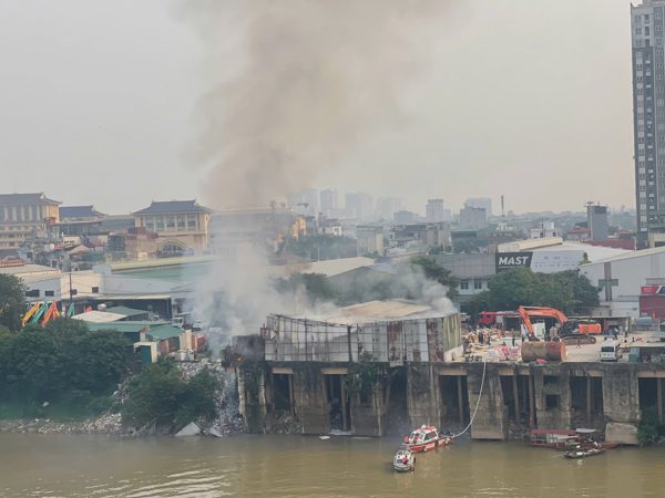 Cháy kho hàng ký gửi dưới chân cầu Vĩnh Tuy