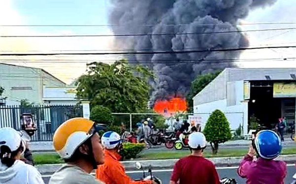 Cháy lớn kho chứa vải vụn, phải trèo lên mái nhà dân xịt nước