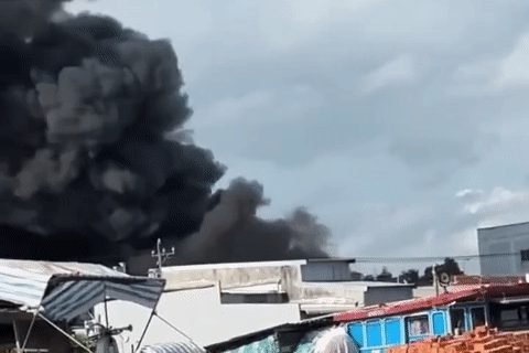 Cháy lớn kho xốp ở trung tâm tỉnh, cột khói đen bốc cao hàng chục mét
