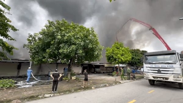 Cháy lớn tại chợ Kim Sơn ở Quảng Ninh, cột khói đen bốc cao hàng trăm mét