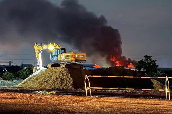Cháy lớn tại công ty ở Hà Nội, khói đen bốc cao cuồn cuộn