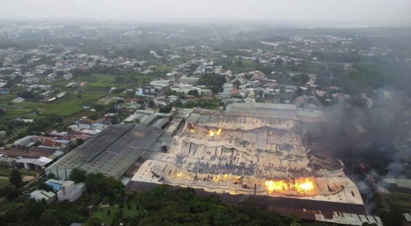 Cháy lớn tại công ty sản xuất gỗ sát khu dân cư ở Đồng Nai