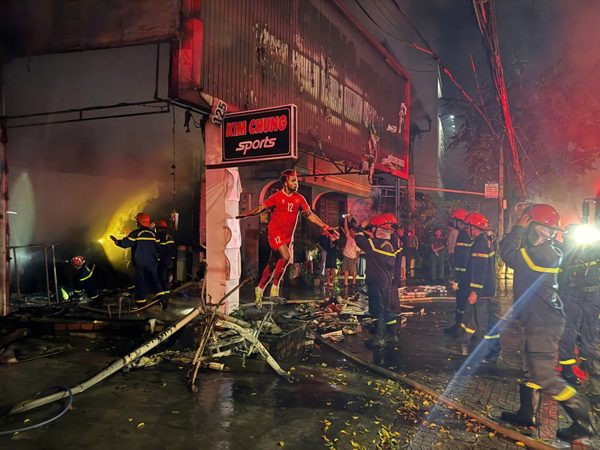 Cháy lớn tại cửa hàng đồ thể thao trong đêm, cảnh sát điều 3 xe dập lửa