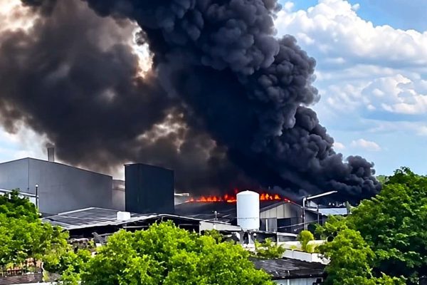 Cháy lớn tại nhà kho khu công nghiệp ở Cà Mau