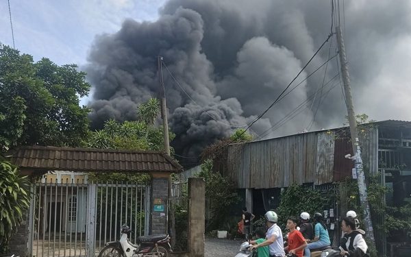 Cháy lớn xưởng sản xuất nệm, khói đen bao trùm đường Nữ Dân Công, xã Vĩnh Lộc