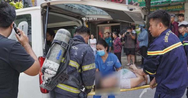 Cháy nhà 4 tầng ở Hà Nội, 5 người mắc kẹt