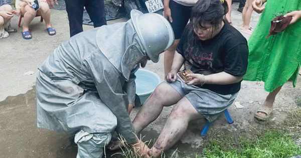 Cháy nhà 5 tầng ở Hà Nội, cảnh sát giải cứu 2 người mắc kẹt