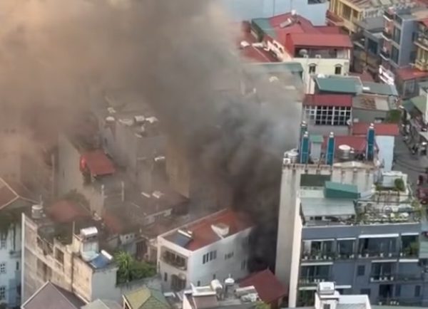 Cháy nhà trong ngõ, cột khói đen cuồn cuộn bốc cao ở Hà Nội