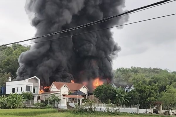 Cháy nhà xưởng ở Hà Nội, khói đen bốc cao