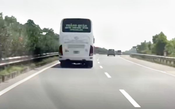 Chạy 'rùa bò' bám làn trái cao tốc, tài xế xe khách bị CSGT ghi hình xử phạt