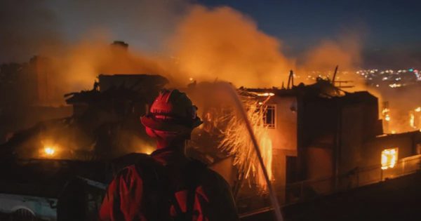 Cháy rừng lan nhanh, nhiều biệt thự triệu USD ở California bốc cháy