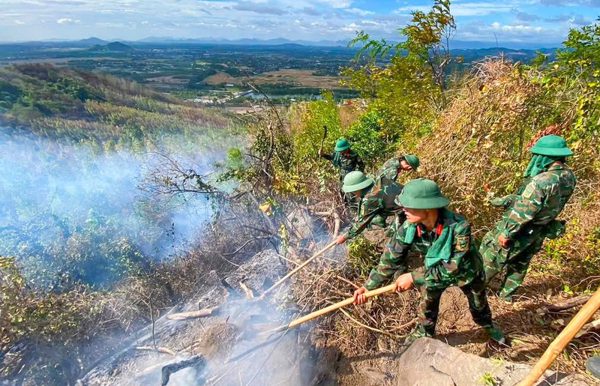Cháy rừng trên núi cao, lực lượng chức năng Gia Lai căng mình dập lửa