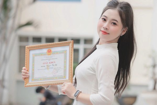 "Chạy sô" đám cưới nuôi đam mê, nữ sinh xuất sắc trở thành thủ khoa đầu ra