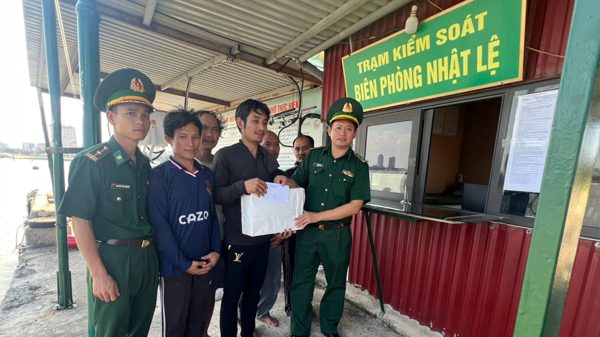 Cháy tàu cá, 5 ngư dân ôm phao trôi dạt trên biển được cứu sống