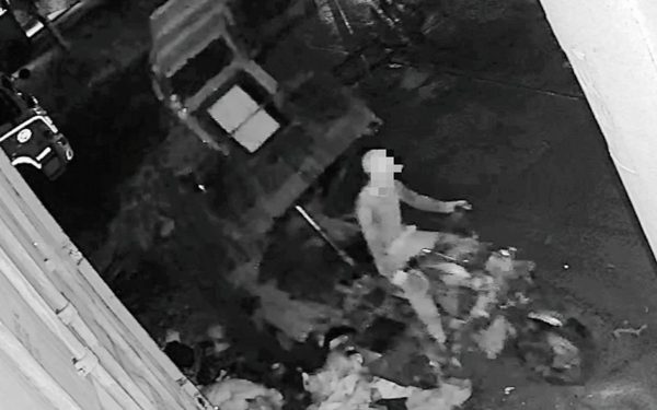 Chạy xe ba gác đổ rác bừa bãi bị camera ghi lại, bị mời làm việc và buộc thu gom lại rác