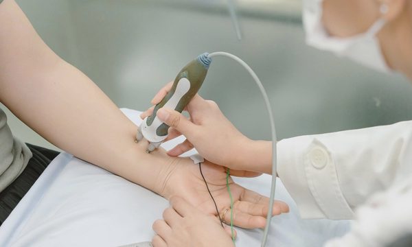 Chạy xe máy, gõ phím nhiều dễ mắc hội chứng ống cổ tay