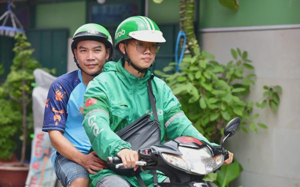 Chạy xe ôm kiếm tiền vì không có cha mẹ, HS giỏi thành phố, đậu Đại học Kinh tế TP.HCM