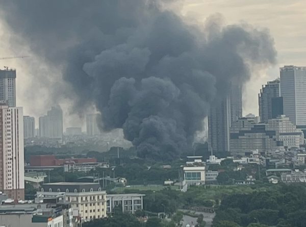 Cháy xưởng độ ôtô ở Hà Nội