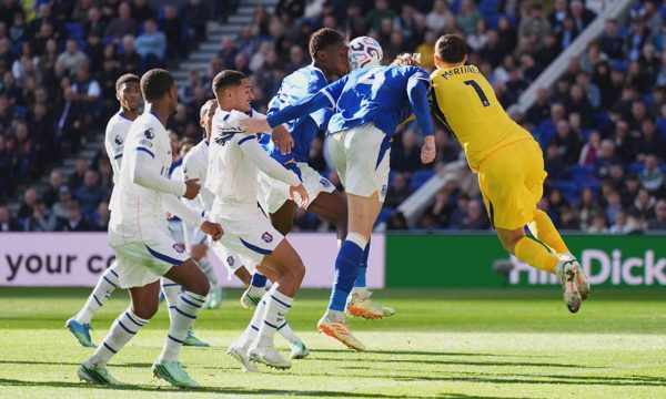 Chelsea vào top 4 trong ngày thủ môn nhập viện