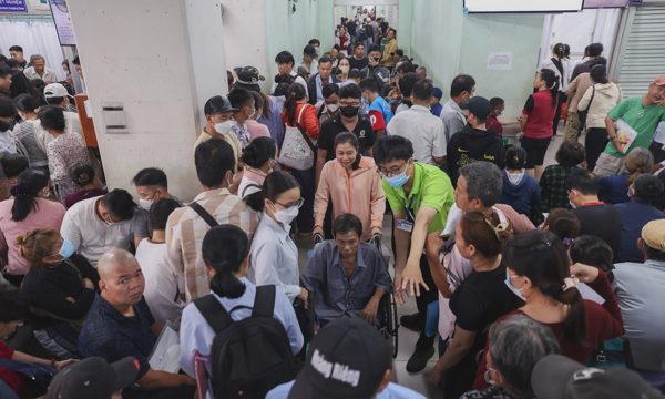 Chen chúc từ rạng sáng chờ khám tại Bệnh viện Chợ Rẫy