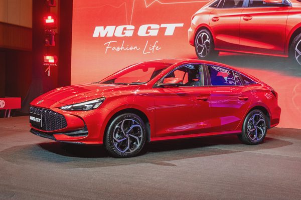 Chênh 17 triệu đồng, MG GT Premium hay Honda City RS đáng mua hơn?