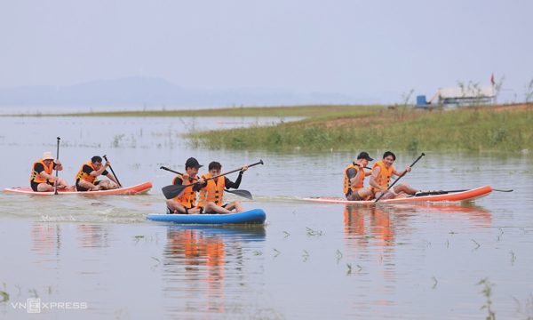 Chèo SUP khi hồ Trị An cạn nước