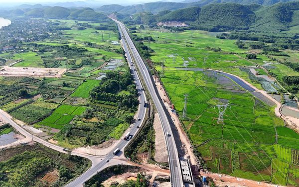 Chỉ còn hơn 2 tháng, cao tốc Cam Lộ - La Sơn mới đạt khoảng 40% sản lượng
