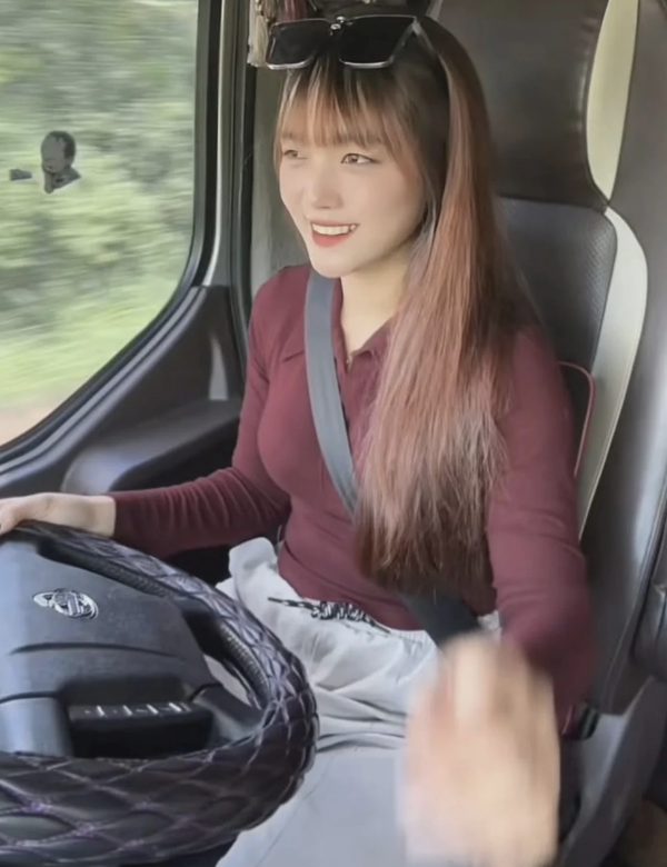 Chị em lái xe có yếu như nhiều mày râu hay phán "đổ xăng cho phụ nữ là tội ác"?